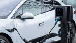 Prvni elektromobil nemusi byt novy. Pro mnoho ridicu je vyhodnejsi zacit jinak