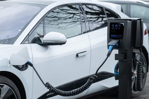 Prvni elektromobil nemusi byt novy. Pro mnoho ridicu je vyhodnejsi zacit jinak